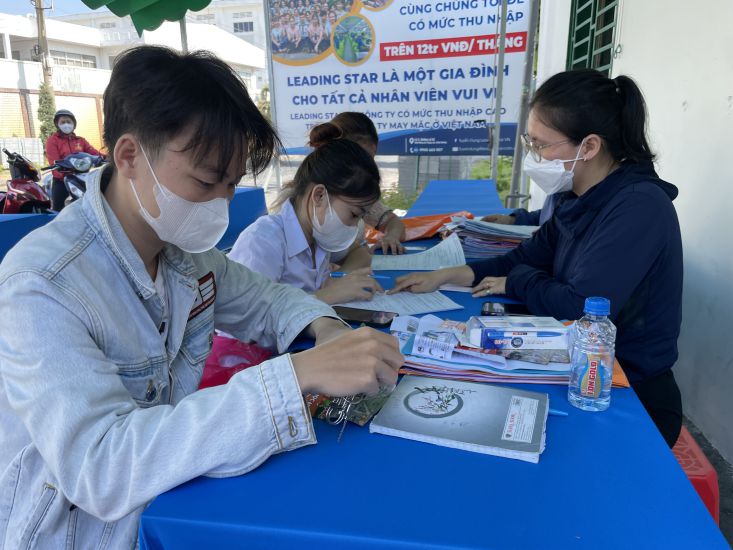 Businesses in Binh Duong have had to set up tables on the street to recruit, which has become common in recent years. Photo: Dinh Trong