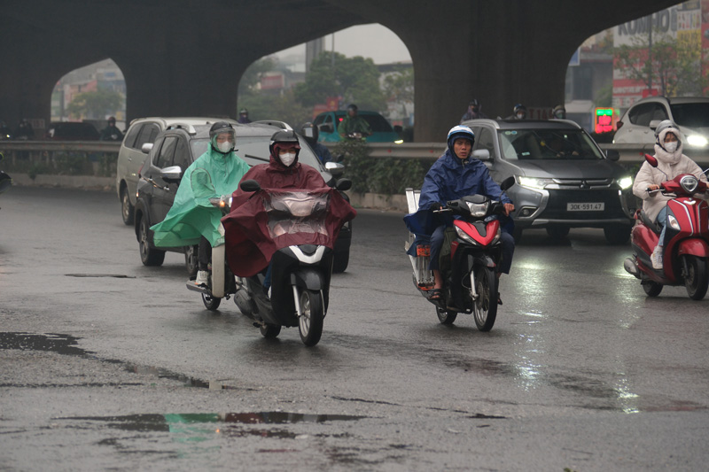 Suong mu, mua phun day dac gay han che tam nhin cua nguoi dan khi di chuyen.