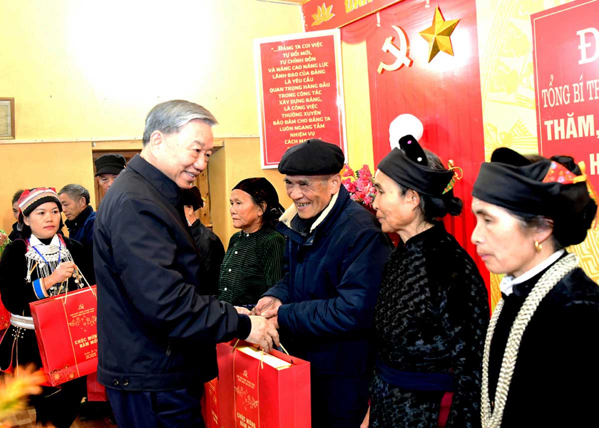 General Secretary To Lam visits and presents gifts to policy beneficiaries and ethnic people in Quan Ba ​​district. Photo: Van Nghi.