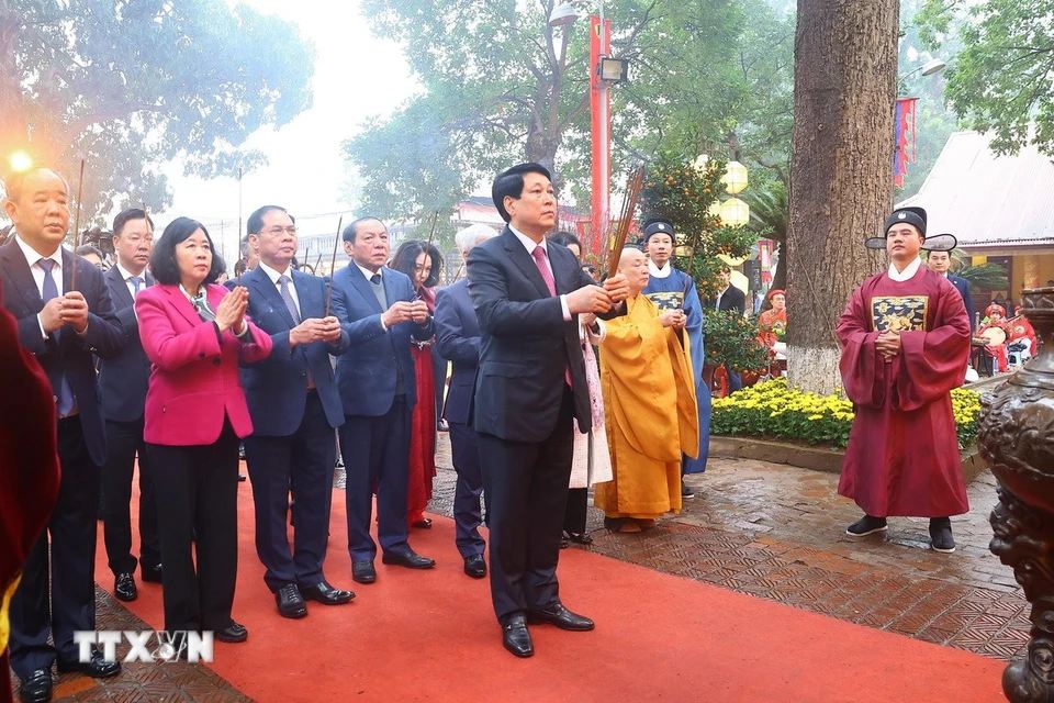 President Luong Cuong offers incense to open the Lunar New Year at Kinh Thien Palace, Thang Long Imperial Citadel (Hanoi). Photo: Lam Khanh/VNA