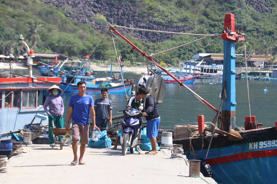 Grasping the current situation of Khanh Hoa fishing boats operating at sea. Photo: Phuong Linh