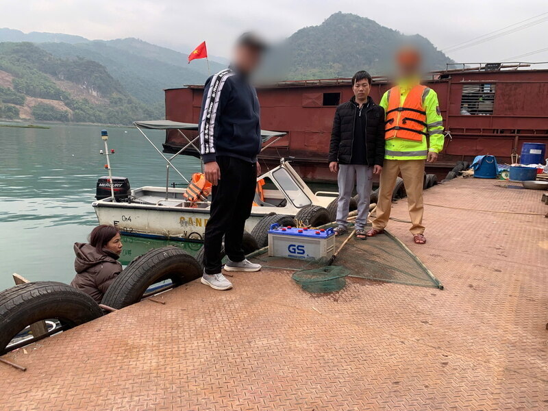 Một trong 2 đối tượng dùng xung điện bắt cá trên sông Đà bị lực lượng chức năng bắt giữ. Ảnh: Công an cung cấp