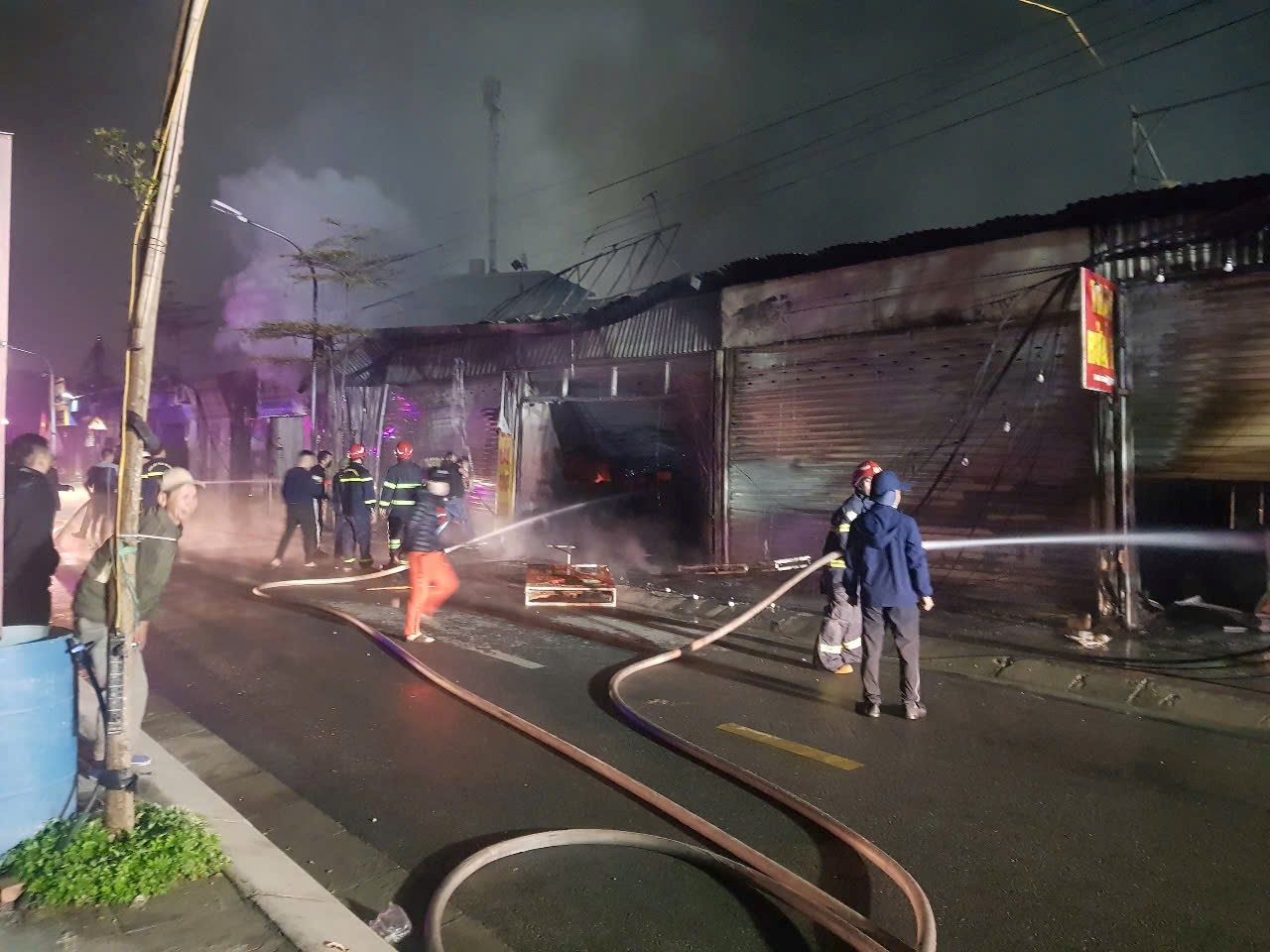 Police forces urgently put out the fire. Photo: Hai Phong City Police