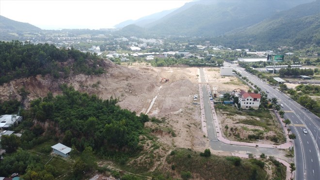 The Khanh Hoa Provincial Party Committee's Inspection Committee has reviewed the inspection results when there were signs of violations with 5 officials involved in the Phuoc Dong housing project, Nha Trang. Photo: Huu Long