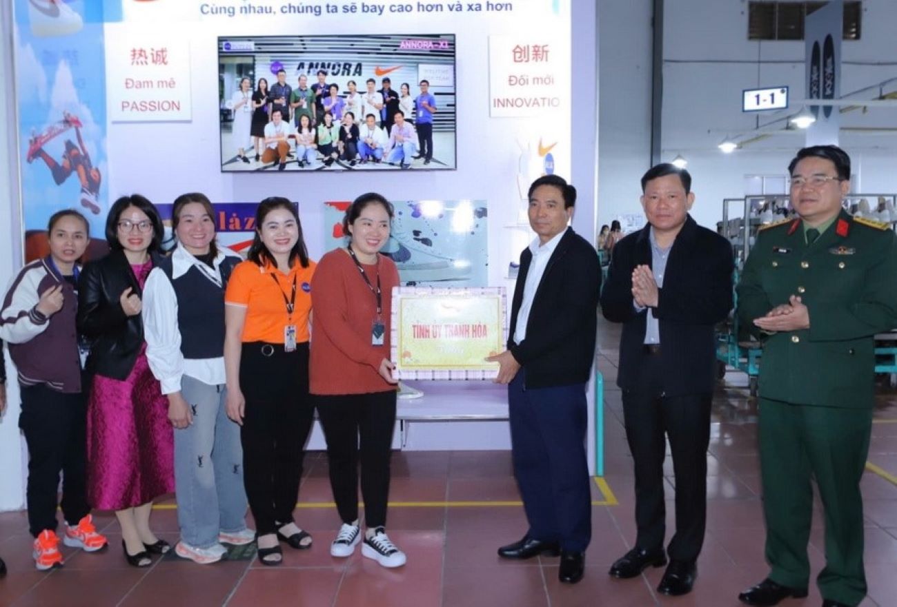 Mr. Nguyen Doan Anh - Secretary of Thanh Hoa Provincial Party Committee and Provincial leaders presented gifts to workers on the first production day of the year. Photo: Minh Hieu