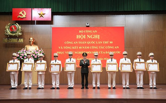 Recently, authorized by the President, Minister of Public Security Luong Tam Quang presented the Medal to the individuals. Photo: Ministry of Public Security