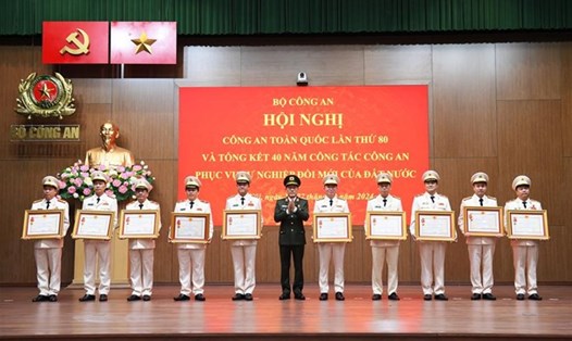Mới đây, thừa ủy quyền của Chủ tịch nước, Bộ trưởng Bộ Công an Lương Tam Quang trao tặng Huân chương cho các cá nhân. Ảnh: Bộ Công an