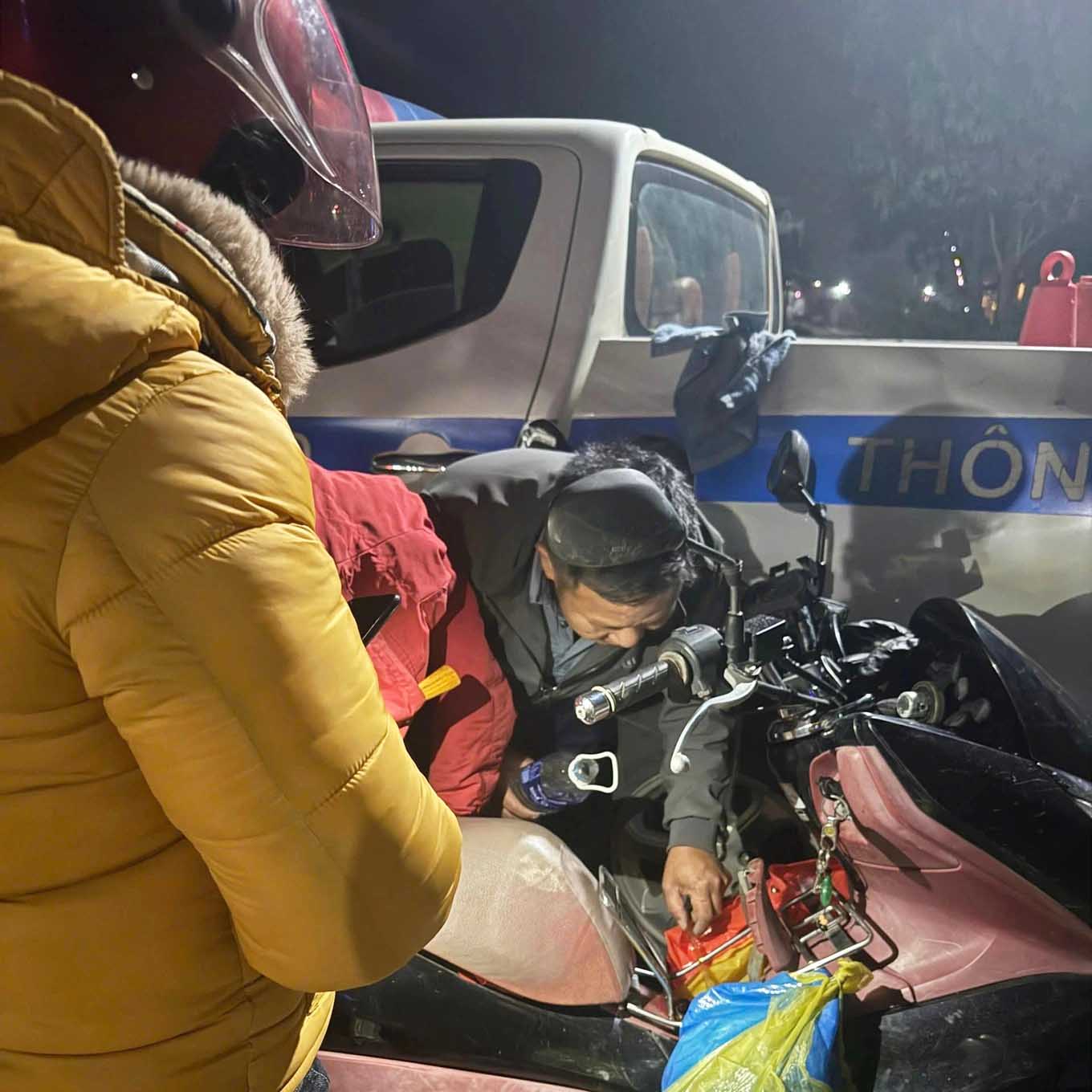 Traffic Police Officer No. 2 - Traffic Police Department of Nghe An Province Police re-ties the teacher's luggage. Photo: Anh Tuan