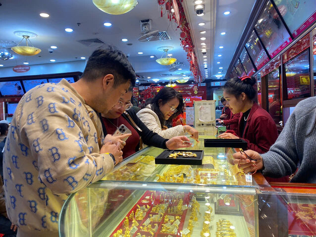 Rush to buy gold near God of Wealth day, shops issue strict invoices