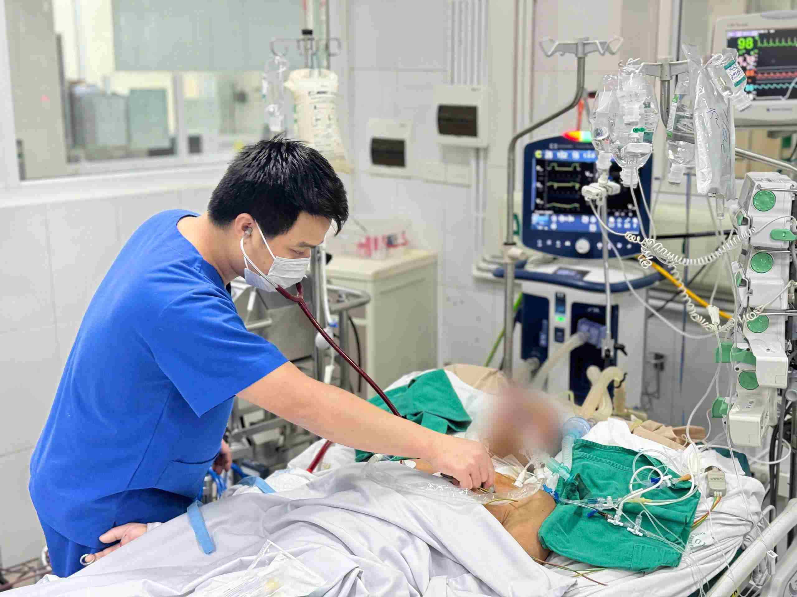A patient with severe flu is on a ventilator at the Central Hospital for Tropical Diseases. Photo: Ha Le