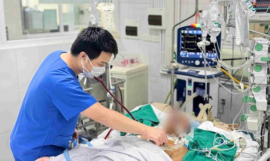 Bệnh nhân mắc cúm nặng đang thở máy tại Bệnh viện Bệnh Nhiệt đới Trung ương. Ảnh: Hà Lê
