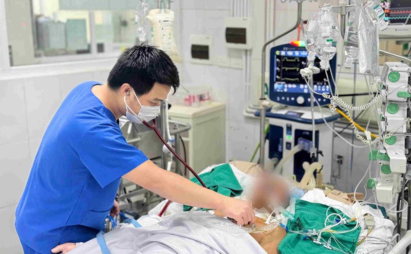 A patient with severe flu is on a ventilator at the Central Hospital for Tropical Diseases. Photo: Ha Le