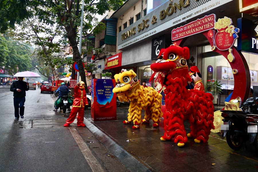 Du trang tri, chuan bi nhung man trinh dien, van nghe hap dan nhung nhieu cua hang van vang khach giao dich.