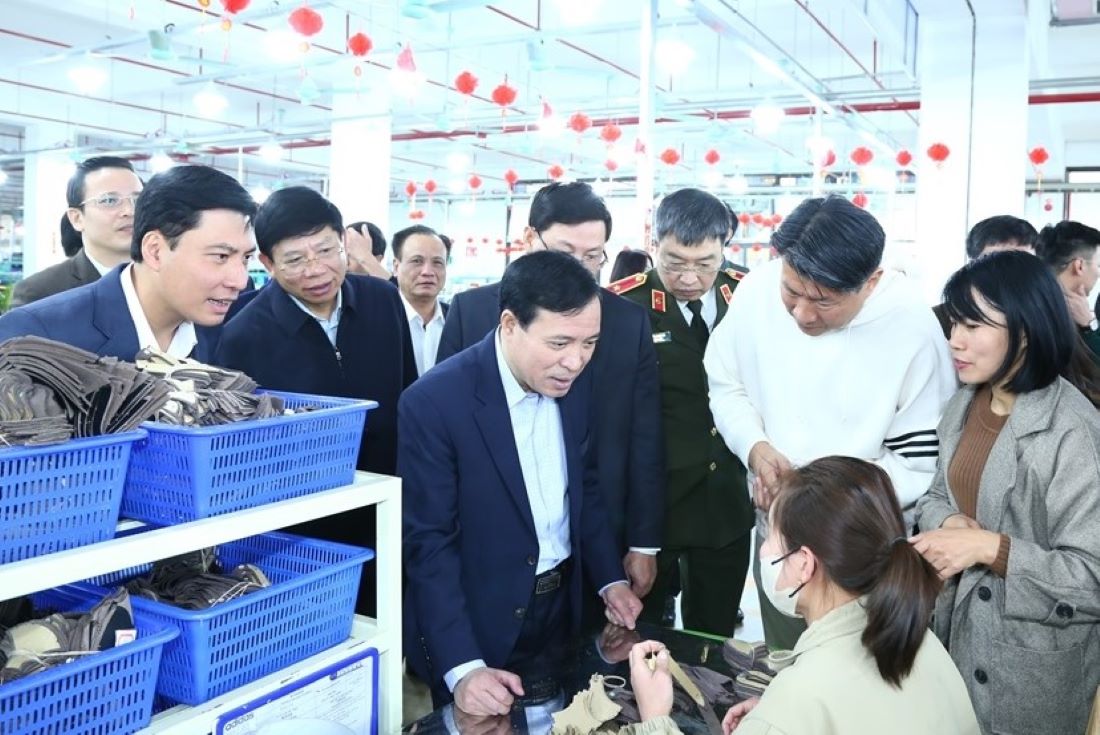Mr. Lai The Nguyen - Standing Deputy Secretary of Thanh Hoa Provincial Party Committee visited and encouraged workers on the first day of spring. Photo: Le Hoi