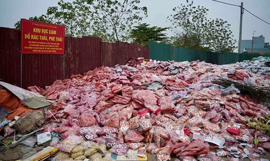 Bãi rác tự phát của xã La Phù (Hoài Đức, Hà Nội) xuất hiện hàng tấn bánh kẹo, đồ ăn nhanh bị vứt bỏ, chất cao "như núi" những ngày gần đây. Ảnh: Hữu Chánh