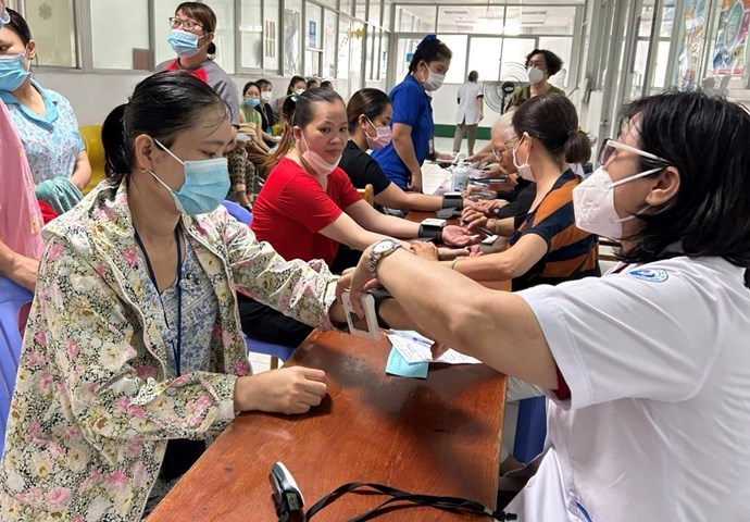Workers of Pouyuen Vietnam Co., Ltd. (Binh Tan District) received free health care at the Workers' Health Festival. Photo: Phuong Ngan