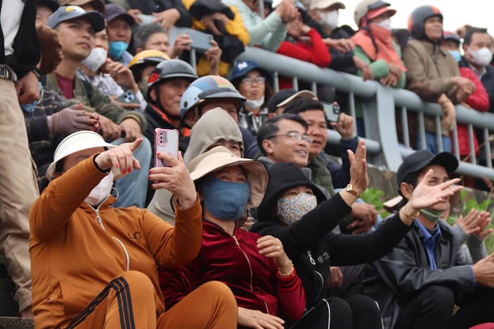 People flocked to Nam O Bridge (Da Nang City) to watch the traditional boat race on Cu De River. Photo: Nguyen Linh