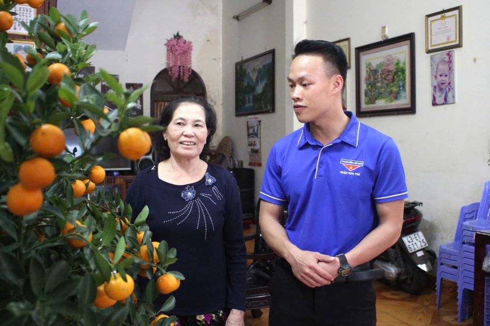 Da Nang goes to people's homes to collect kumquat trees and green their gardens. Photo: Tran Thi