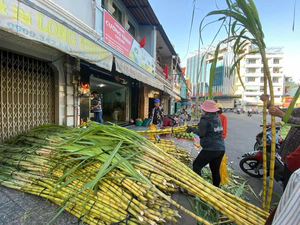 Hang tram cay mia duoc tieu thuong bay ban tu sang som tren duong Le Quang Sung. Anh: Minh Tam.