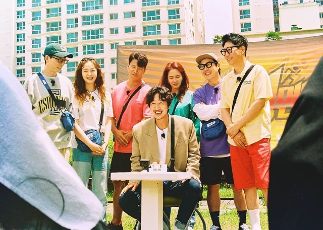 Lee Kwang Soo và dàn sao Running Man. Ảnh: Nhà sản xuất