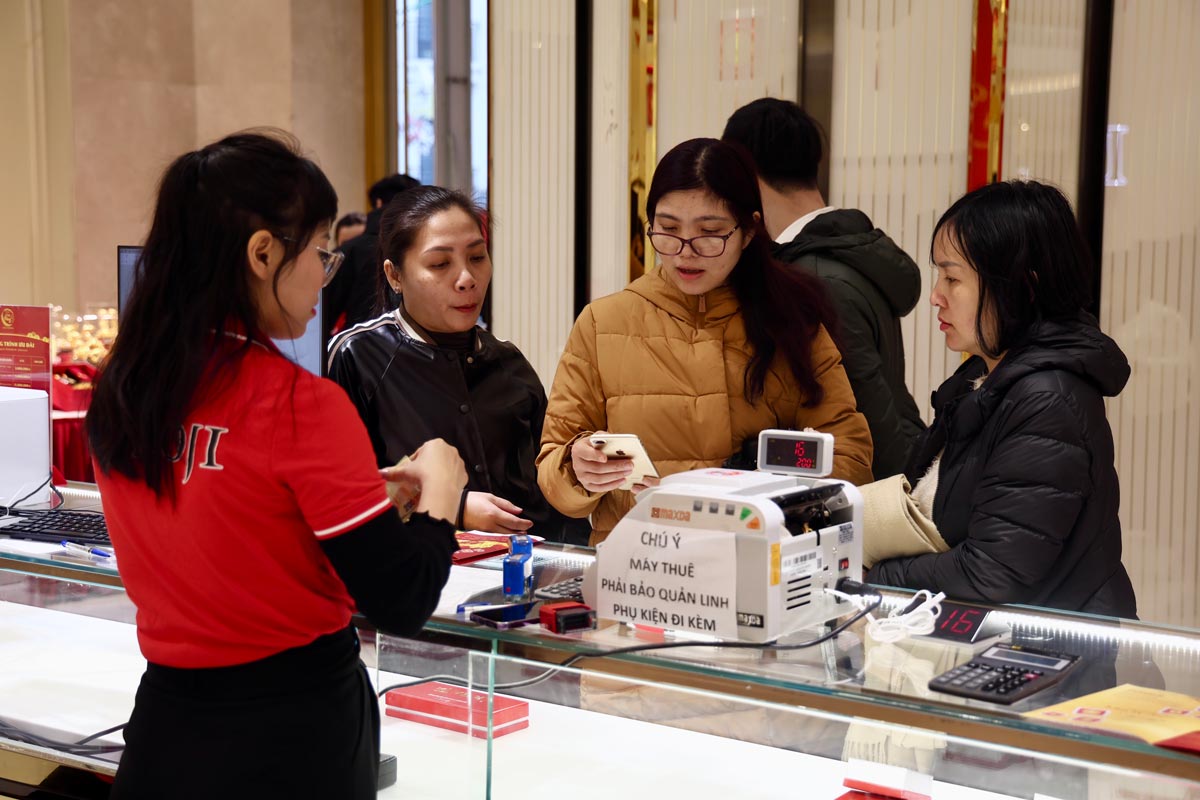 People hunt for gold rings and God of Wealth gold to pray for luck