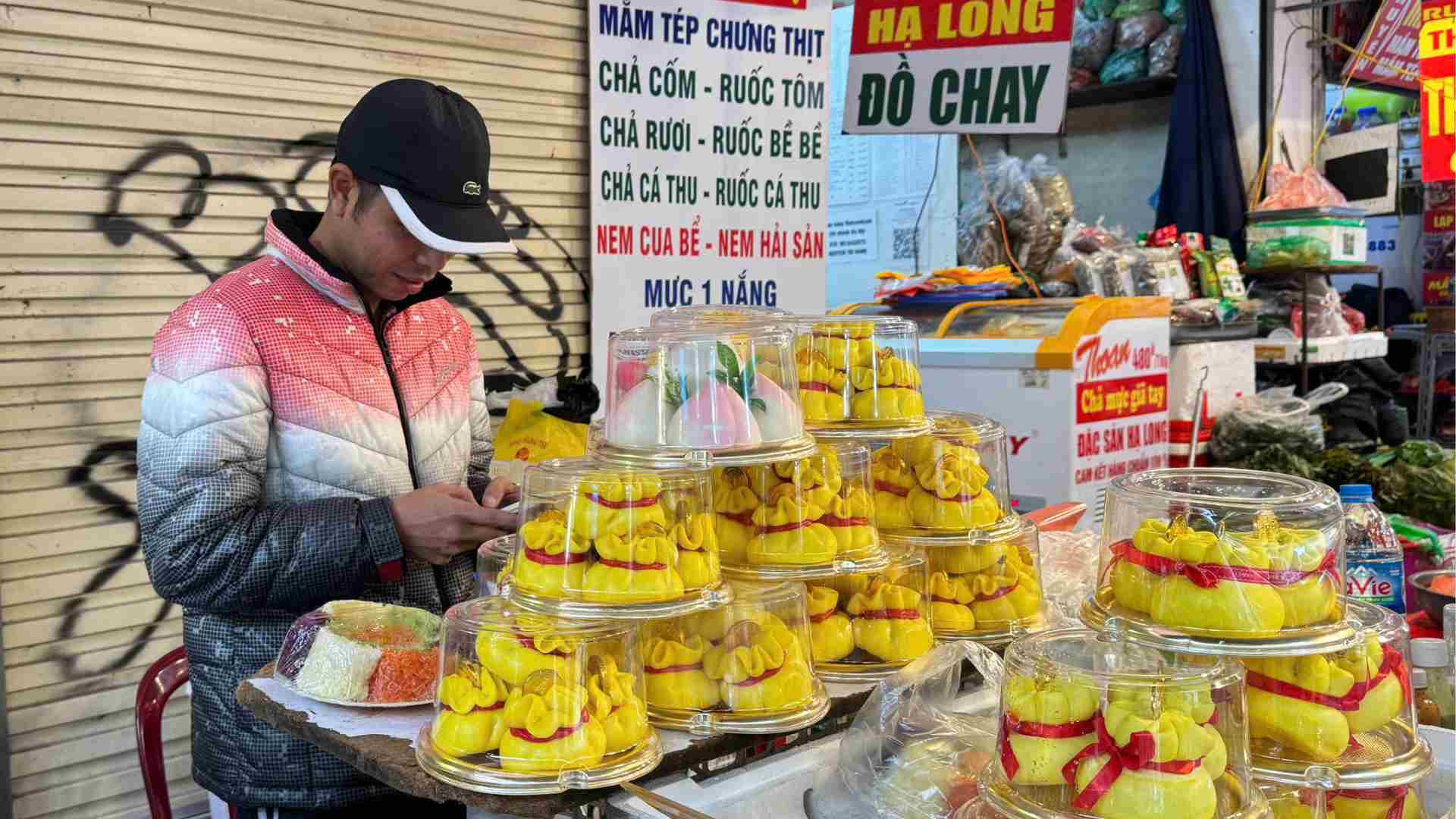 Anh Thang cung cho biet, nhung san pham ban kem nhu xoi, banh xu xe,... du doan cung se ''chay hang'' trong dip le Than Tai. Anh: Ngoc Linh