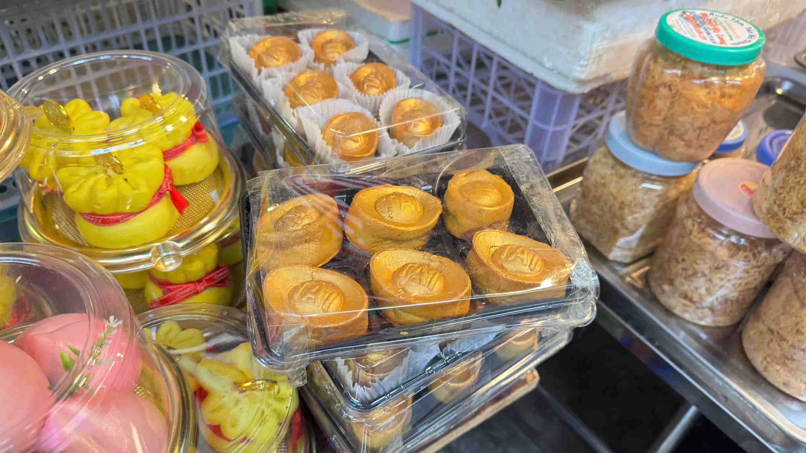 Banh nep thoi vang voi nhan dau xanh ngot, beo cung duoc nhieu nguoi lua chon vi huong vi deo thom, kieu dang dep mat. Anh: Ngoc Linh