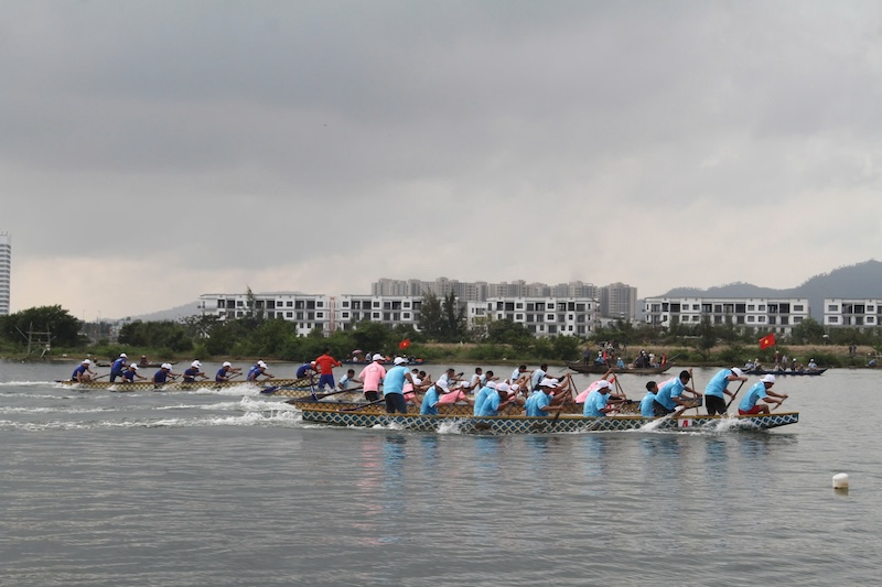 Exciting traditional boat racing in Da Nang city in early spring. Photo: Thanh Huyen