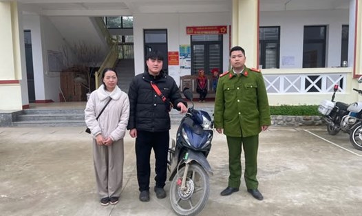 Lực lượng chức năng thị xã Sa Pa trao trả chiếc xe máy bị đi nhầm. Ảnh: Công an Sa Pa
