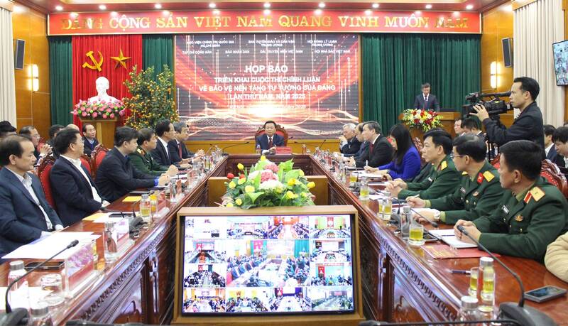 Launching the fifth political contest on protecting the Party's ideological foundation in 2025. Photo: Thu Giang