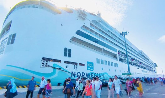 Năm 2025 Khánh Hòa kỳ vọng thu hút đông khách quốc tế từ những chuyến tàu biển quốc tế hạng sang. Ảnh: Nguyễn Phát