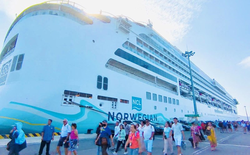 In 2025, Khanh Hoa hopes to attract many international visitors from luxury international cruise ships. Photo: Nguyen Phat