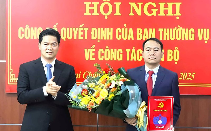 Deputy Director of Lai Chau Provincial Police Giang A Tang received a decision on his new position. Photo: Lai Chau Police.