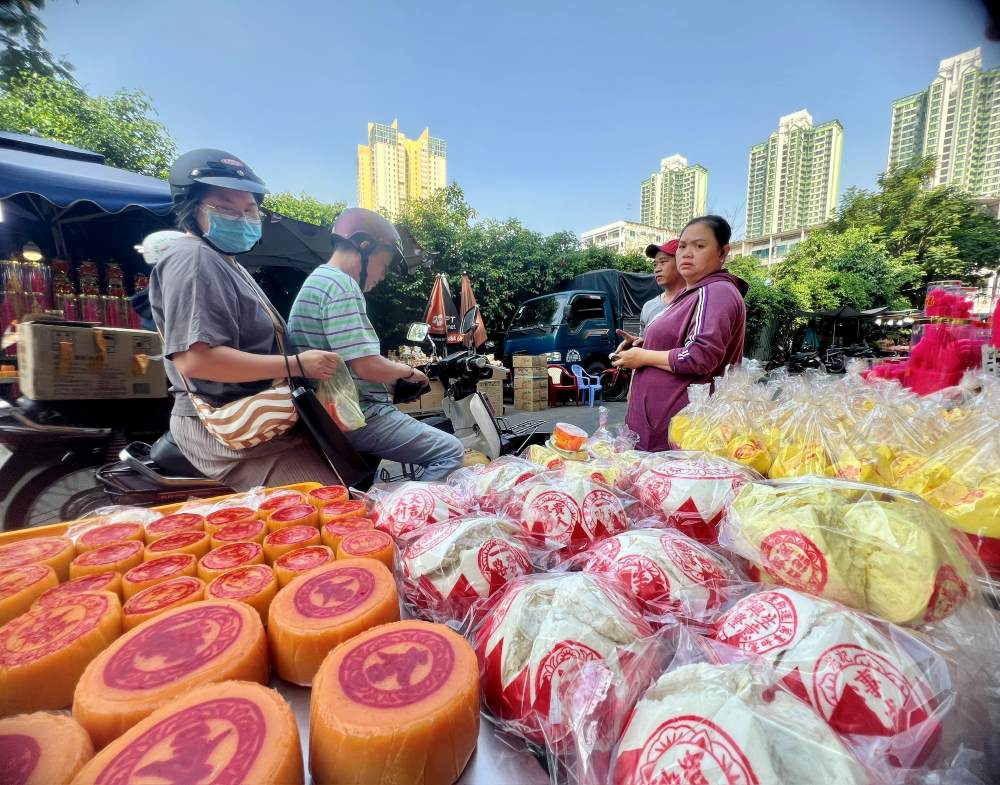 A type of cake sought after by Ho Chi Minh City residents to welcome the God of Wealth's Day