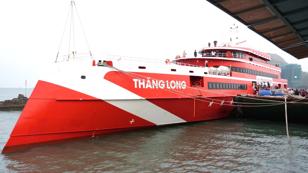 Passengers board the Thang Long high-speed train to Con Dao on the morning of February 7. Photo: Thanh An