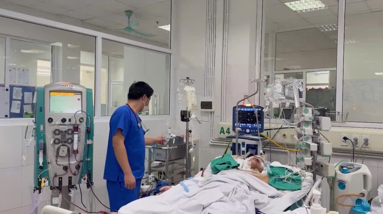 Caring for a patient with severe flu. Photo: Linh Dan