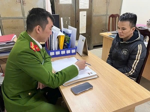 Công an Hà nội bắt giữ đối tượng trốn thi hành án. Ảnh: CA cung cấp