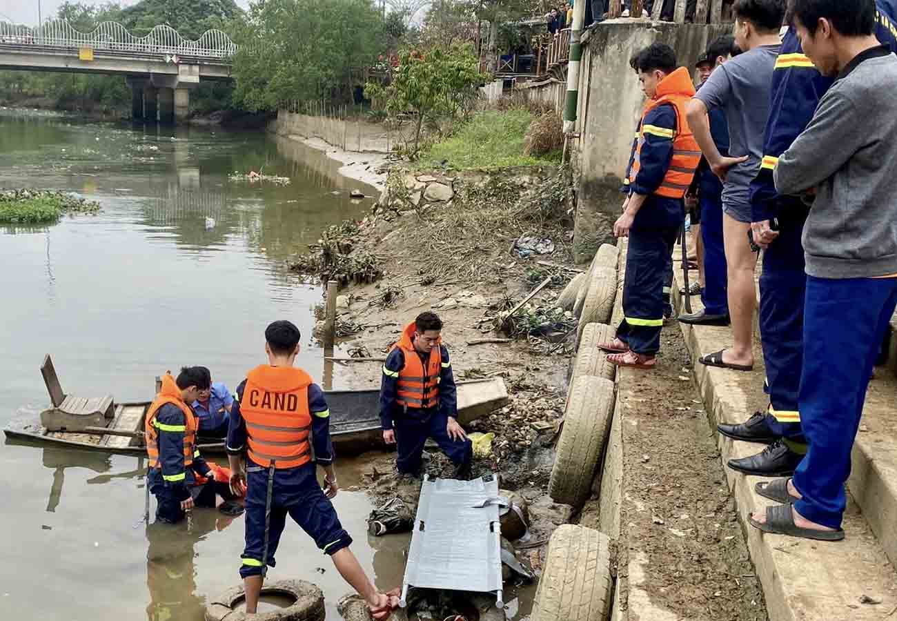 The authorities brought Mr. V's body to shore. Photo: Ha Tinh Police.