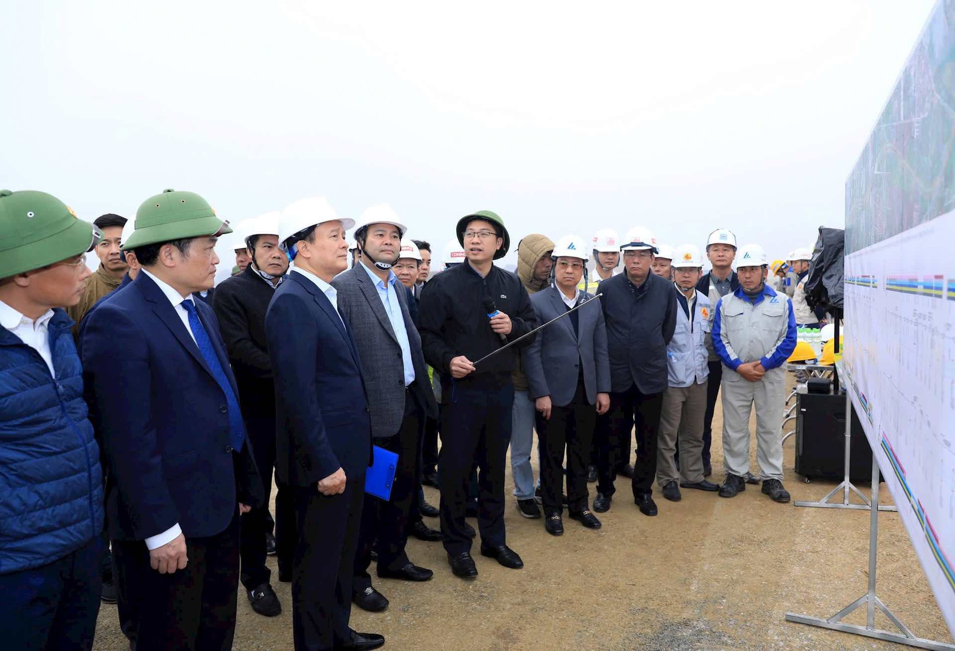 Chairman of Hanoi People's Council Nguyen Ngoc Tuan listens to a report on the progress of the Ring Road 4 Project. Photo: Le Hai