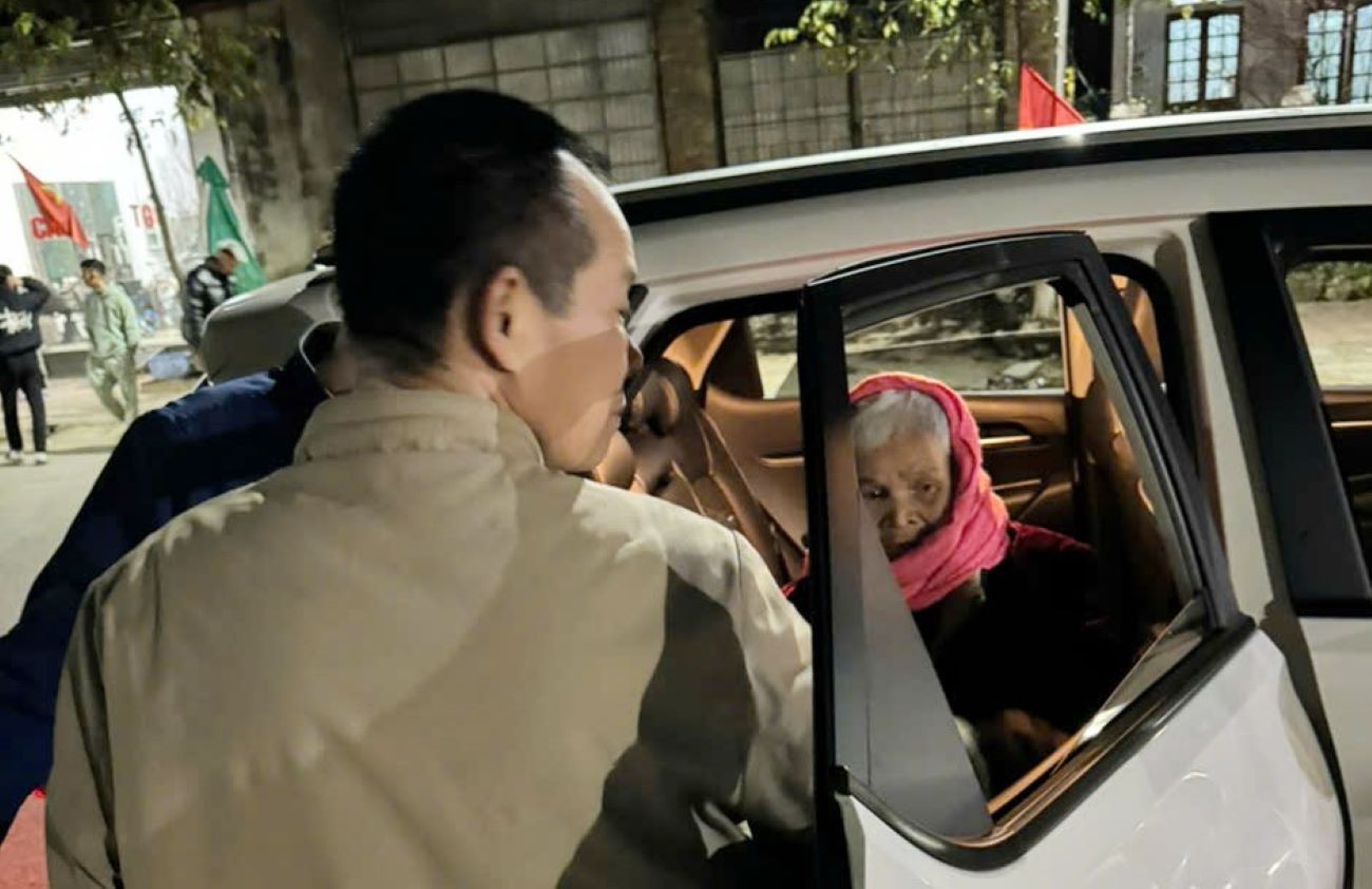 The commune police and the district took the lost woman home on New Year's Eve. Photo: CATH