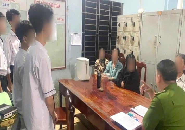 Cơ quan công an tuyền truyền phổ biến pháp luật cho học sinh và phụ huynh liên quan vụ việc cho vay nặng lãi. Ảnh: CA ĐN