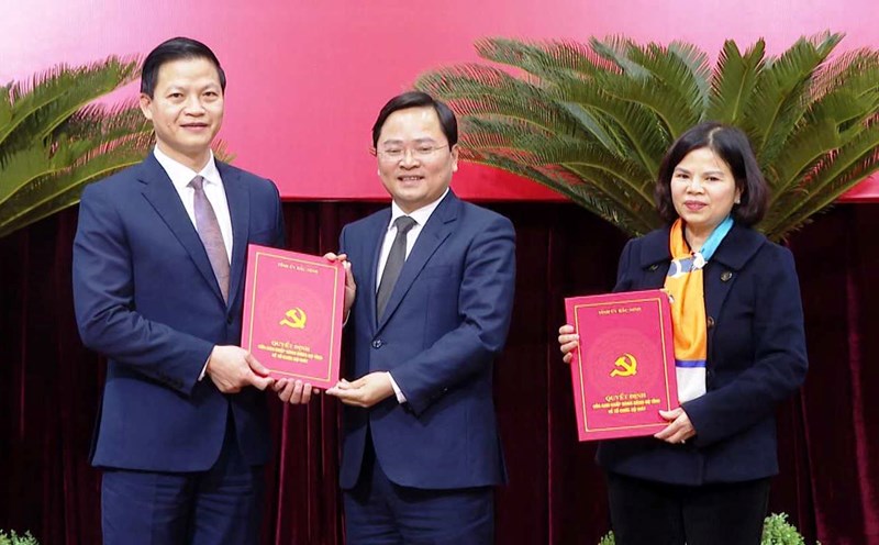 Secretary of the Bac Ninh Provincial Party Committee Nguyen Anh Tuan presented the Decision to establish the Party Committee of the Provincial Party Agencies and the Provincial People's Committee Party Committee. Photo: Phuong Hoa