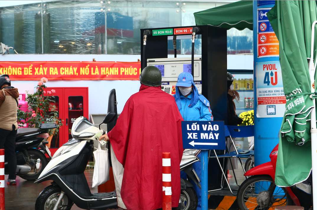 Gasoline prices fluctuated in opposite directions from 3:00 p.m. today (December 6), after adjustments by the Ministry of Industry and Trade - Finance. Photo: Tuyet Lan