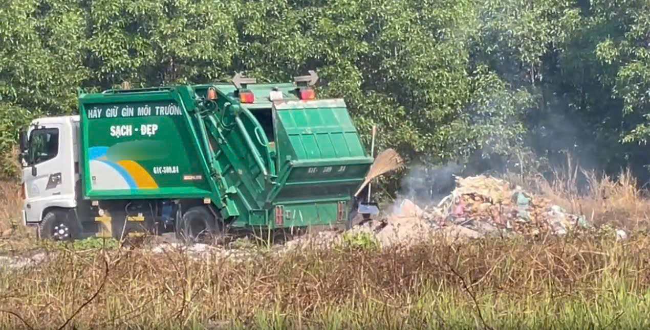Xe chở rác đổ rác không đúng nơi quy định.Ảnh: Bạn đọc cung cấp