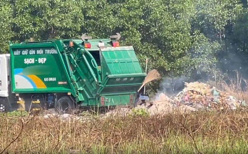 Công nhân môi trường gồng mình dọn dẹp rác thải sau Tết