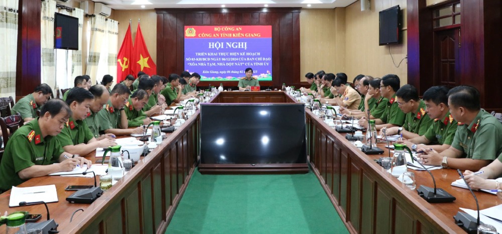 Tinh Provincial Police registered to carry out 600 houses. Photo: Tien Dung