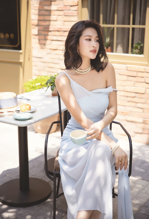 Co cung duoc biet toi voi thoi quen doc sach moi ngay. Chia se voi Lao Dong, co cho rang sach cung la mot goc nhin giup ich khi tiep can voi nhung vai dien. “Toi van co gang duy tri thoi quen doc sach o moi luc ranh roi boi voi toi, the gioi sach la mot the gioi dieu ky vo cung, no khong chi cho ta them goc nhin trong cuoc song ma con kich thich tri tuong tuong va kha nang sang tao cua minh“, Thien An noi. Anh: Nhan vat cung cap. 