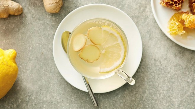 To effectively prevent the flu, in addition to a scientific diet, supplementing drinks such as lemon honey water and ginger tea. Photo: Healthline.