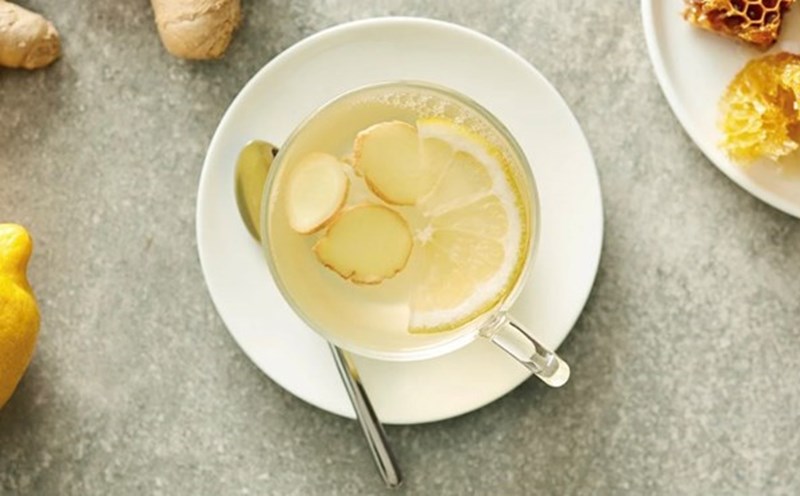 To effectively prevent the flu, in addition to a scientific diet, supplementing drinks such as lemon honey water and ginger tea. Photo: Healthline.