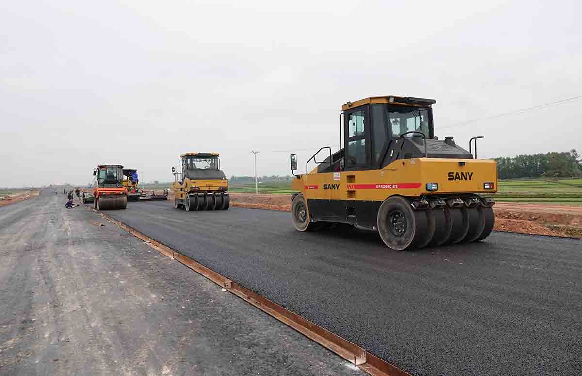 The asphalt pavement of the Ham Nghi - Vung Ang section in Cam Quan commune (Cam Xuyen district) on the morning of February 6. Photo: Tran Tuan.